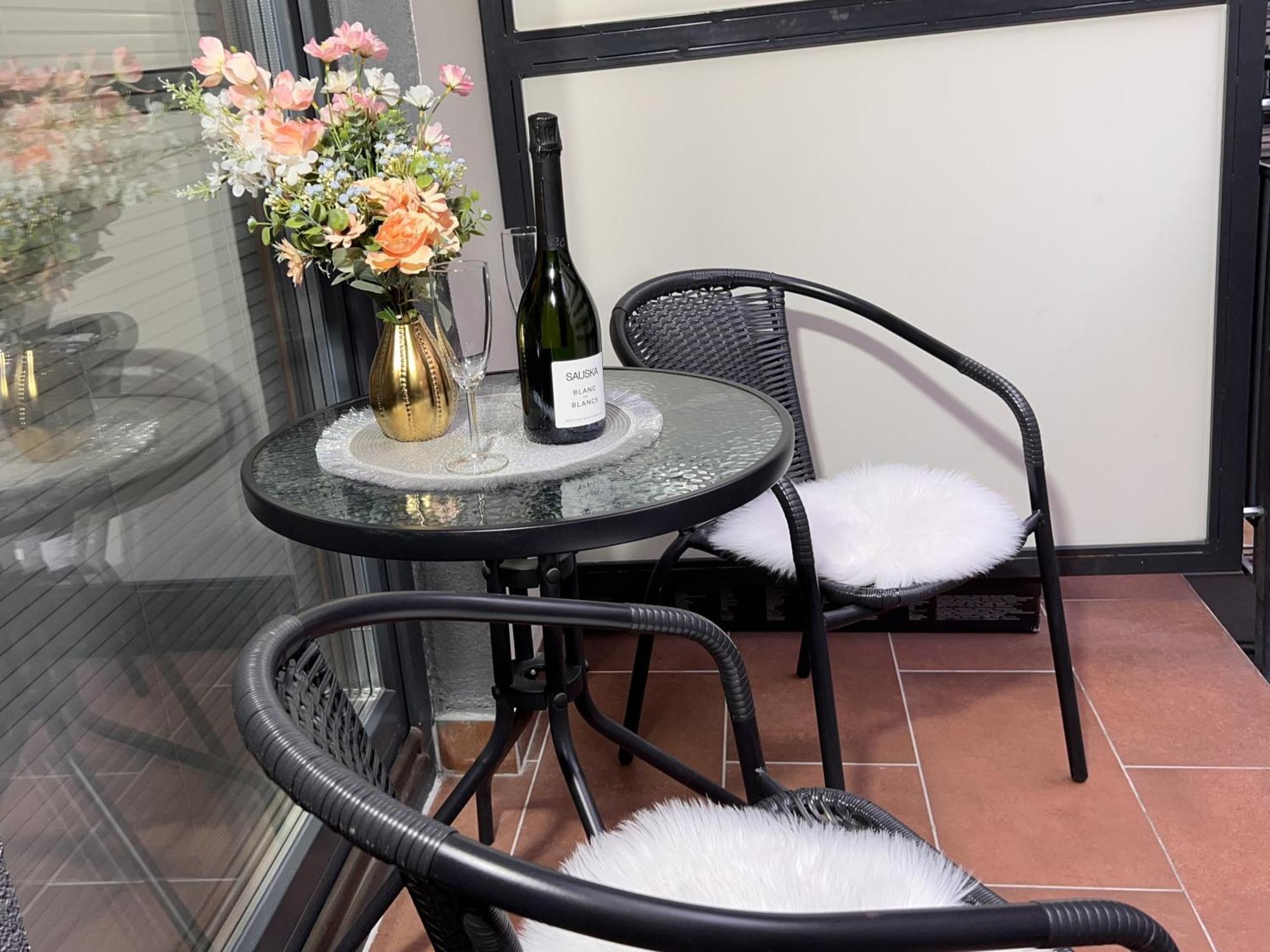 Luxe Central Studio With Pool, Parking & Ac Budapest Exterior foto