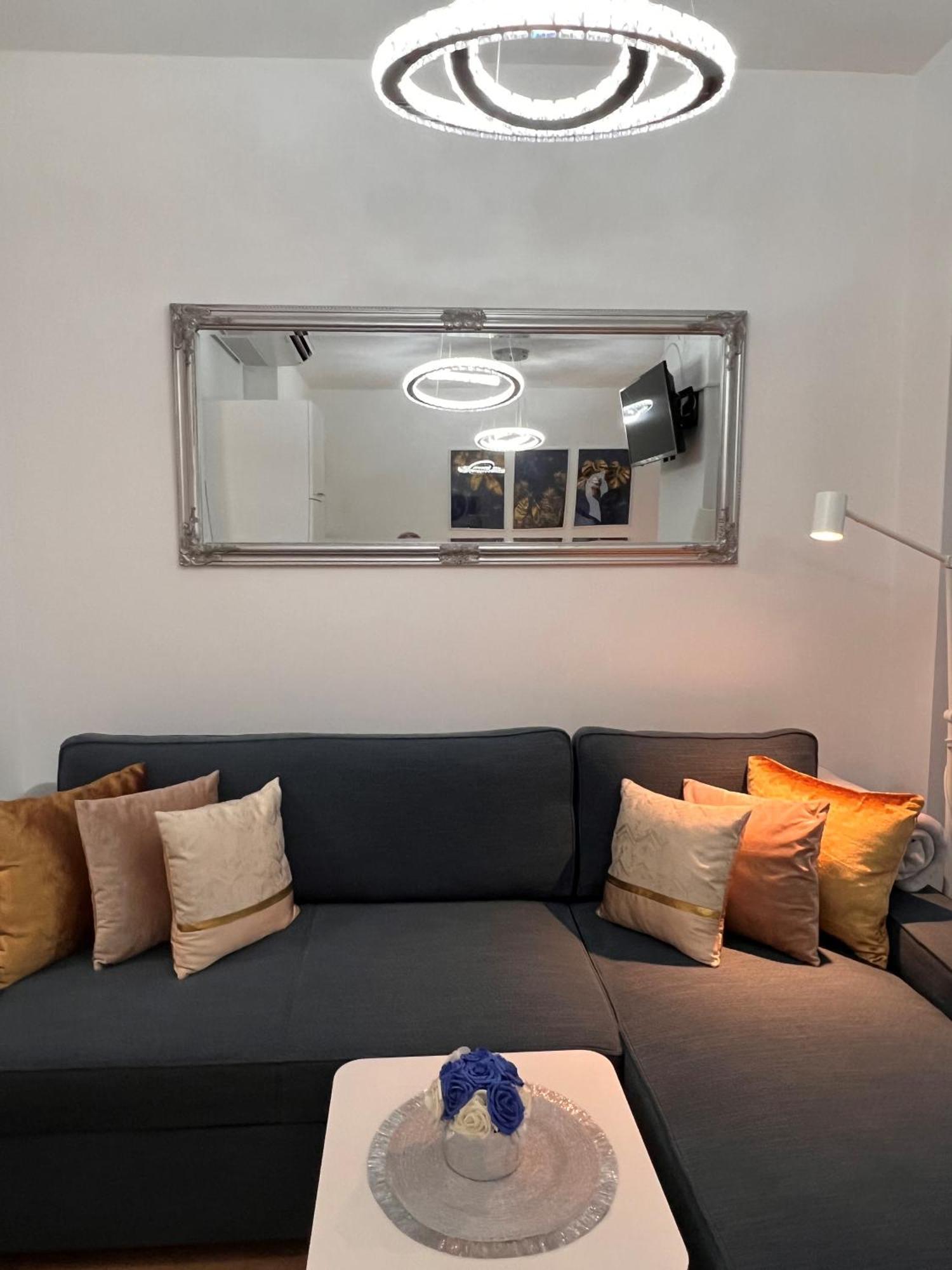 Luxe Central Studio With Pool, Parking & Ac Budapest Exterior foto